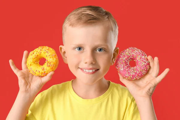 Grappig Jongetje Met Donuts Kleur Achtergrond — Stockfoto