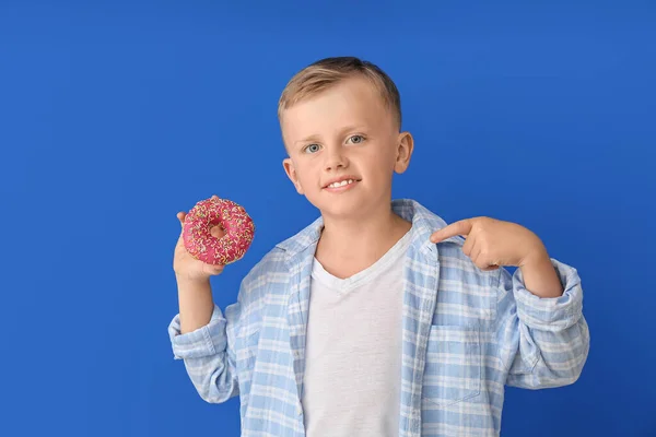 Engraçado Menino Com Donut Cor Fundo — Fotografia de Stock