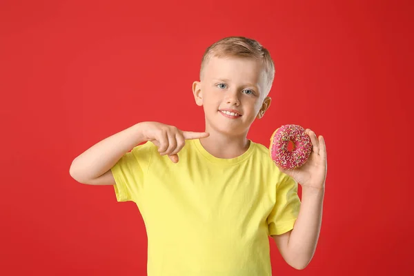 Rolig Liten Pojke Med Munk Färg Bakgrund — Stockfoto