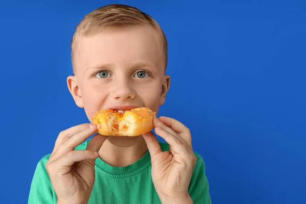 Rolig Liten Pojke Med Munk Färg Bakgrund — Stockfoto