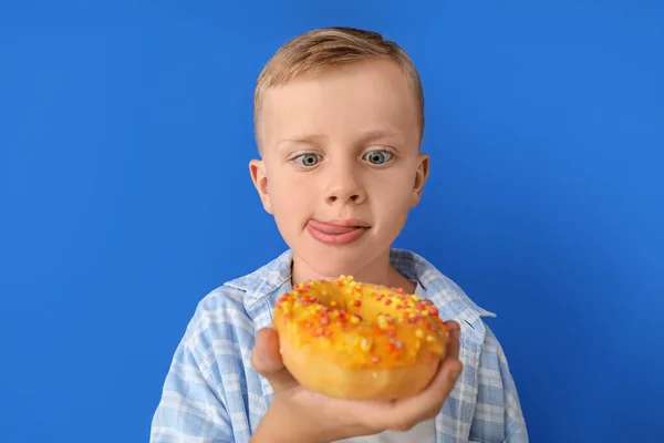Rolig Liten Pojke Med Munk Färg Bakgrund — Stockfoto