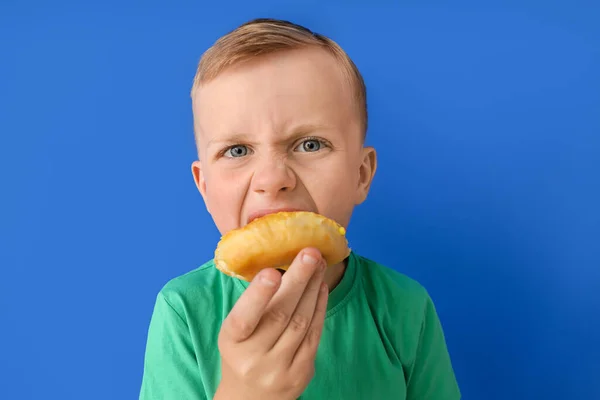 Chico Divertido Con Rosquilla Sobre Fondo Color — Foto de Stock