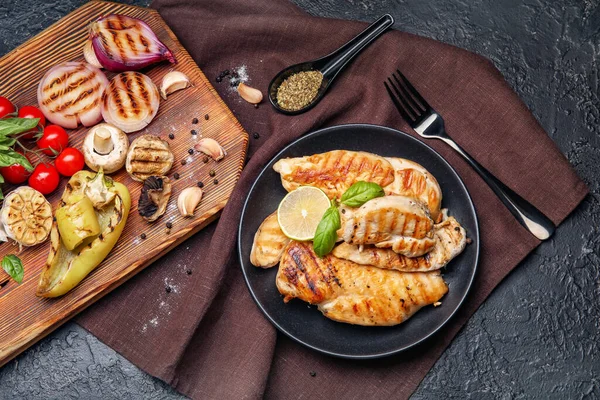 Plate Cooked Chicken Fillet Vegetables Dark Background — Stock Photo, Image