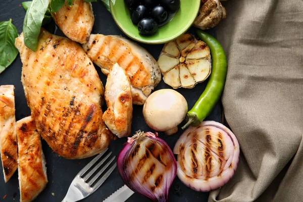 Filé Frango Cozido Com Legumes Fundo Escuro — Fotografia de Stock