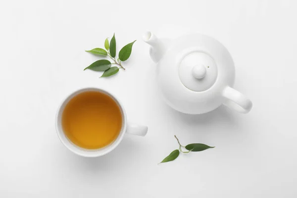 Чайник Чашка Чая Зеленые Листья Белом Фоне — стоковое фото