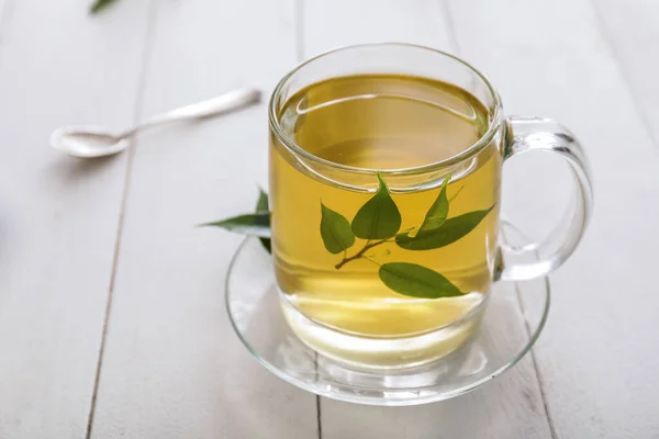 Bir Fincan Sıcak Aromatik Çay Yeşil Çay Yaprakları — Stok fotoğraf