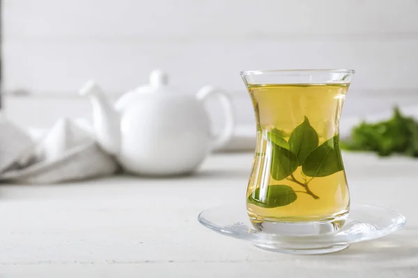 Bir Fincan Yeşil Çay Yapraklı Sıcak Aromatik Çay — Stok fotoğraf