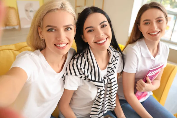 Belle Giovani Donne Che Prendono Selfie Casa — Foto Stock