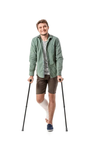 Beyaz Arka Planda Kırık Bacağı Olan Genç Adam — Stok fotoğraf