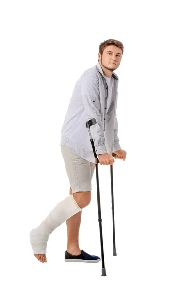 Junger Mann Mit Gebrochenem Bein Auf Weißem Hintergrund — Stockfoto
