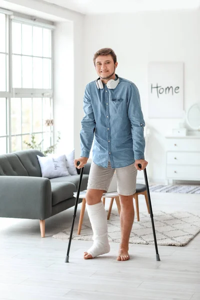 Νεαρός Σπασμένο Πόδι Στο Σπίτι — Φωτογραφία Αρχείου