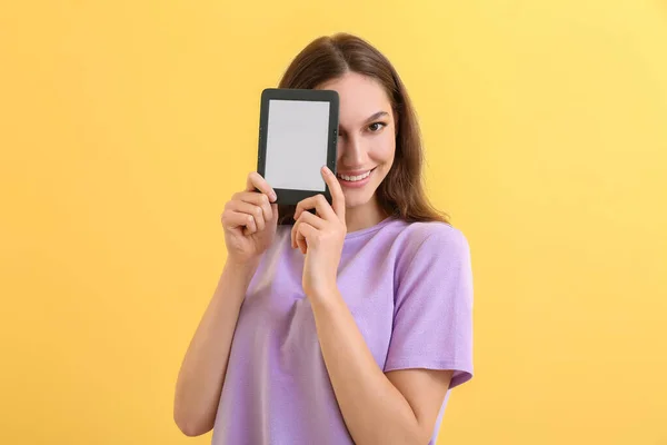 Jonge Vrouw Met Reader Kleur Achtergrond — Stockfoto