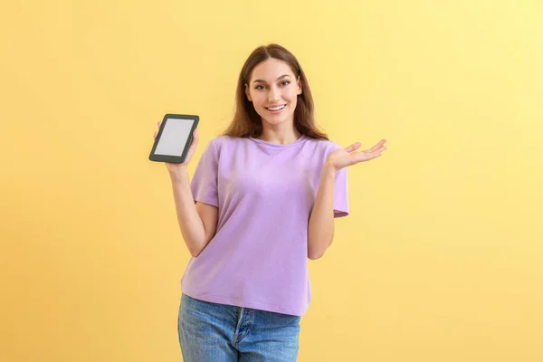 Junge Frau Mit Reader Auf Farbigem Hintergrund — Stockfoto