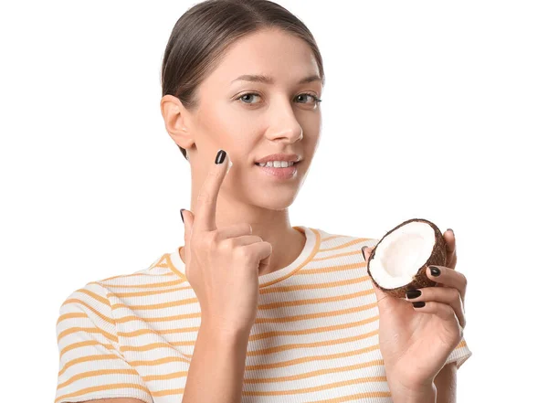 Mulher Bonita Aplicando Óleo Coco Contra Fundo Branco — Fotografia de Stock