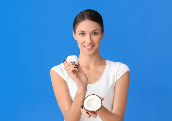 Mooie Jonge Vrouw Met Kokosnoot Crème Kleur Achtergrond — Stockfoto