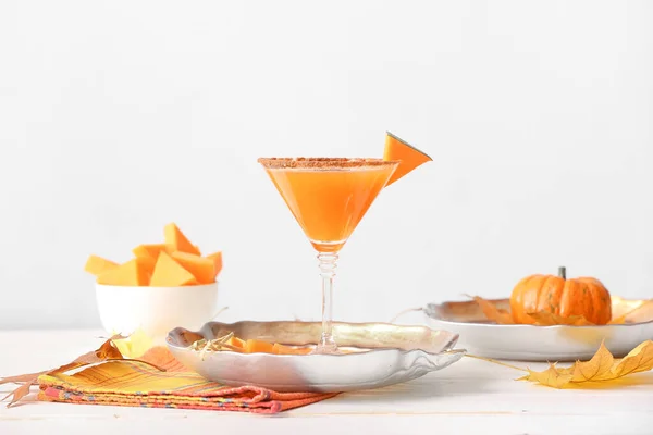 Bicchiere Martini Torta Zucca Saporiti Sul Tavolo — Foto Stock