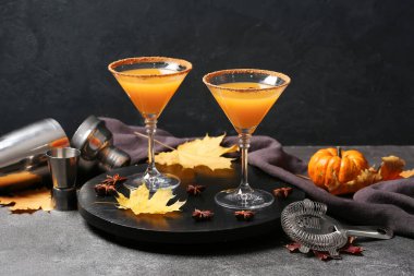 Koyu arkaplanda balkabaklı martini bardakları