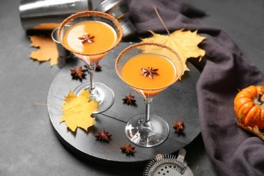 Koyu arkaplanda balkabaklı martini bardakları