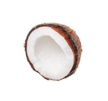 Beyaz arka planda olgun hindistan cevizinin yarısı