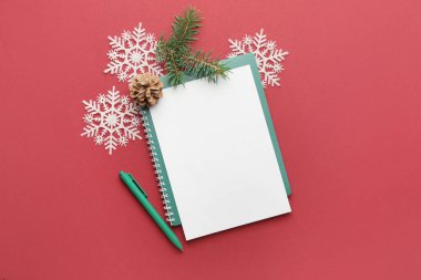 Noel Baba 'ya boş mektup ve arka planda Noel dekoru