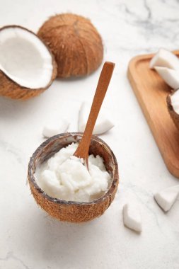 Işık arkaplanında hindistan cevizi yağı içeren kompozisyon