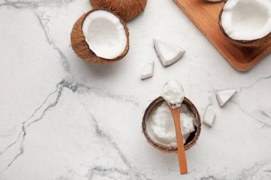 Işık arkaplanında hindistan cevizi yağı içeren kompozisyon