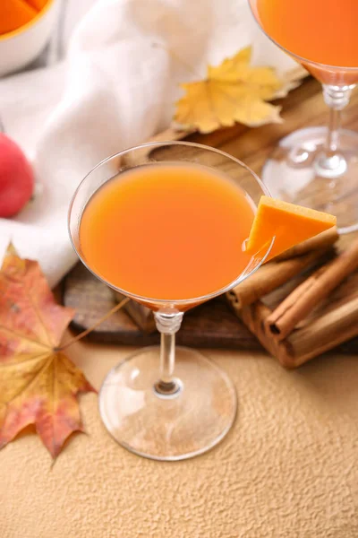 Glass Tasty Pumpkin Pie Martini Color Background — Stock Photo, Image