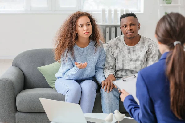 Psicólogo Trabajando Con Pareja Afroamericana Oficina — Foto de Stock