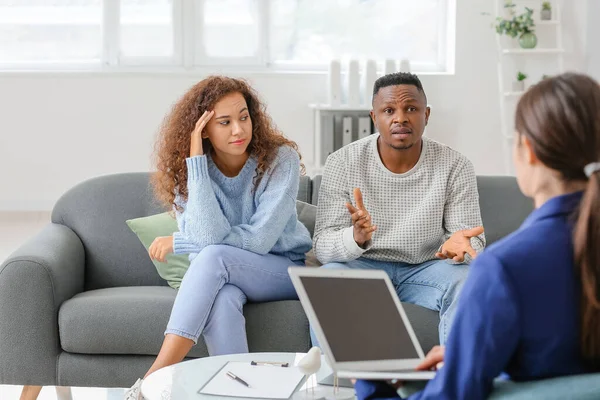 Psicólogo Trabalhando Com Casal Afro Americano Escritório — Fotografia de Stock