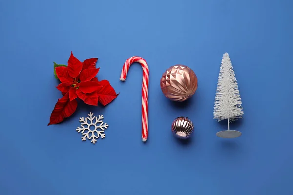 Komposition Mit Weihnachtssternen Auf Farbigem Hintergrund — Stockfoto