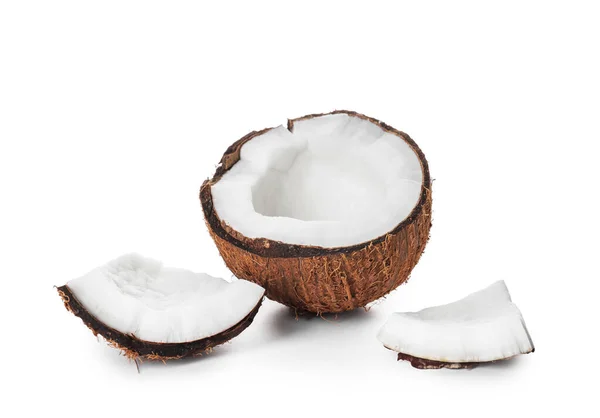 白色背景的成熟椰子片 — 图库照片