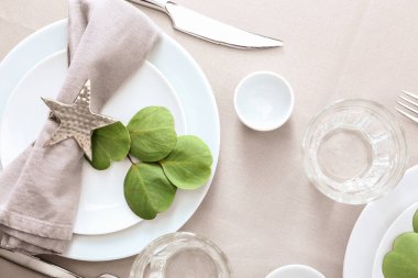 Işık arkaplanındaki güzel tablo ayarları