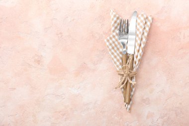 Çatal bıçak ve peçete renkli masaya.