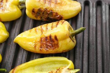 Izgarada kavrulmuş dolmalık biber.