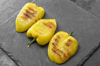 Koyu arka planda ızgara dolma biber.