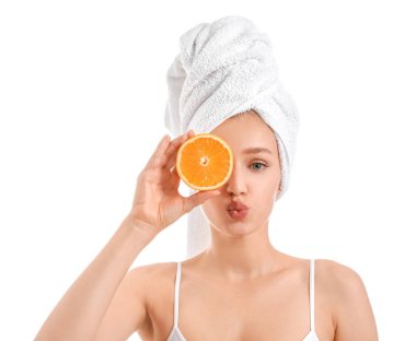 Duştan sonra beyaz arka planda turuncu kesilmiş güzel bir kadın.