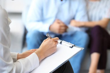 Ofiste genç bir çiftle çalışan psikolog, yakın plan.