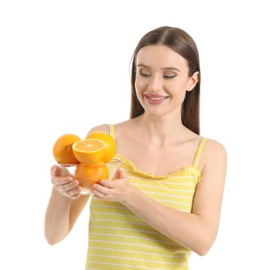 Beyaz arka planda portakalları olan güzel genç bir kadın.