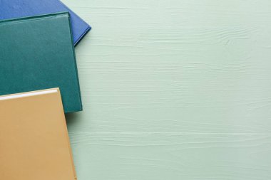 Renkli ahşap arkaplan üzerine boş kitaplar