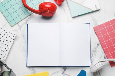 Beyaz arkaplan üzerine not defterleri ve defterleri olan kitap