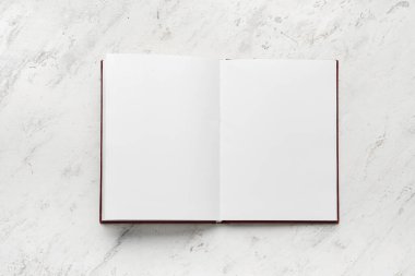 Beyaz arkaplan üzerine boş kitap