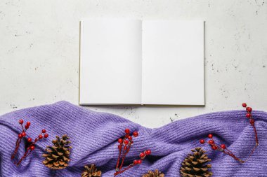 Beyaz arka planda Noel dekoru olan boş bir kitap