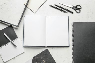 Beyaz arka planda ofis malzemeleri ile kitap