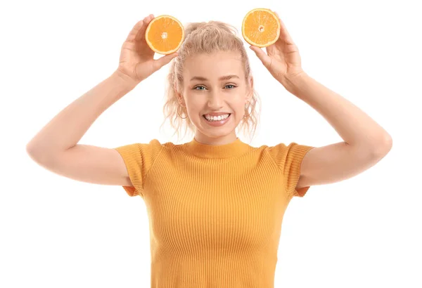 Mujer Joven Divertida Con Rodajas Naranja Sobre Fondo Blanco — Foto de Stock