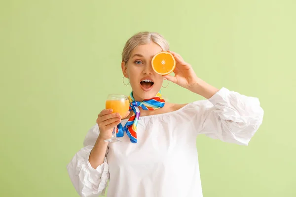 Mulher Bonita Com Suco Laranja Fundo Cor — Fotografia de Stock