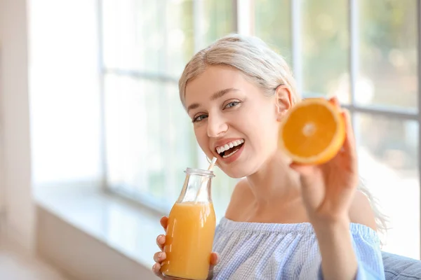 Mulher Bonita Bebendo Suco Laranja Casa — Fotografia de Stock