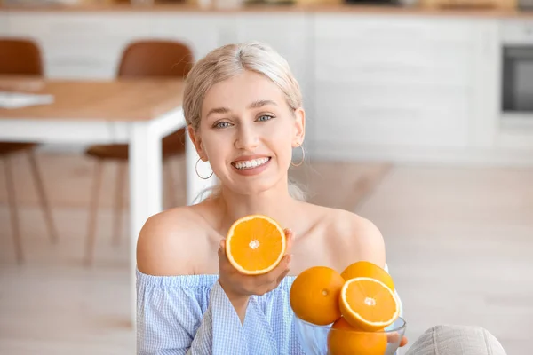 Beautiful Young Woman Oranges Home — Stock Photo, Image