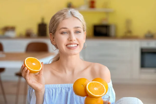 Hermosa Joven Con Naranjas Casa — Foto de Stock