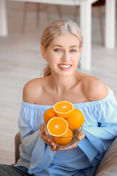 Mulher Bonita Com Laranjas Casa — Fotografia de Stock