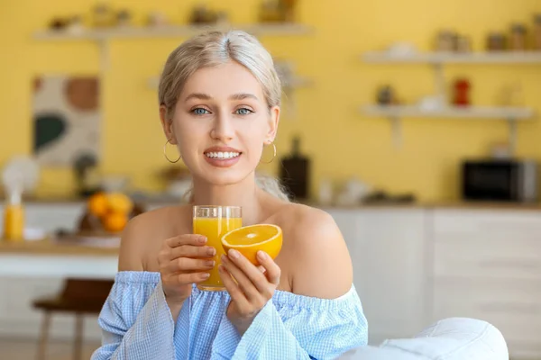 Hermosa Joven Bebiendo Jugo Naranja Casa — Foto de Stock